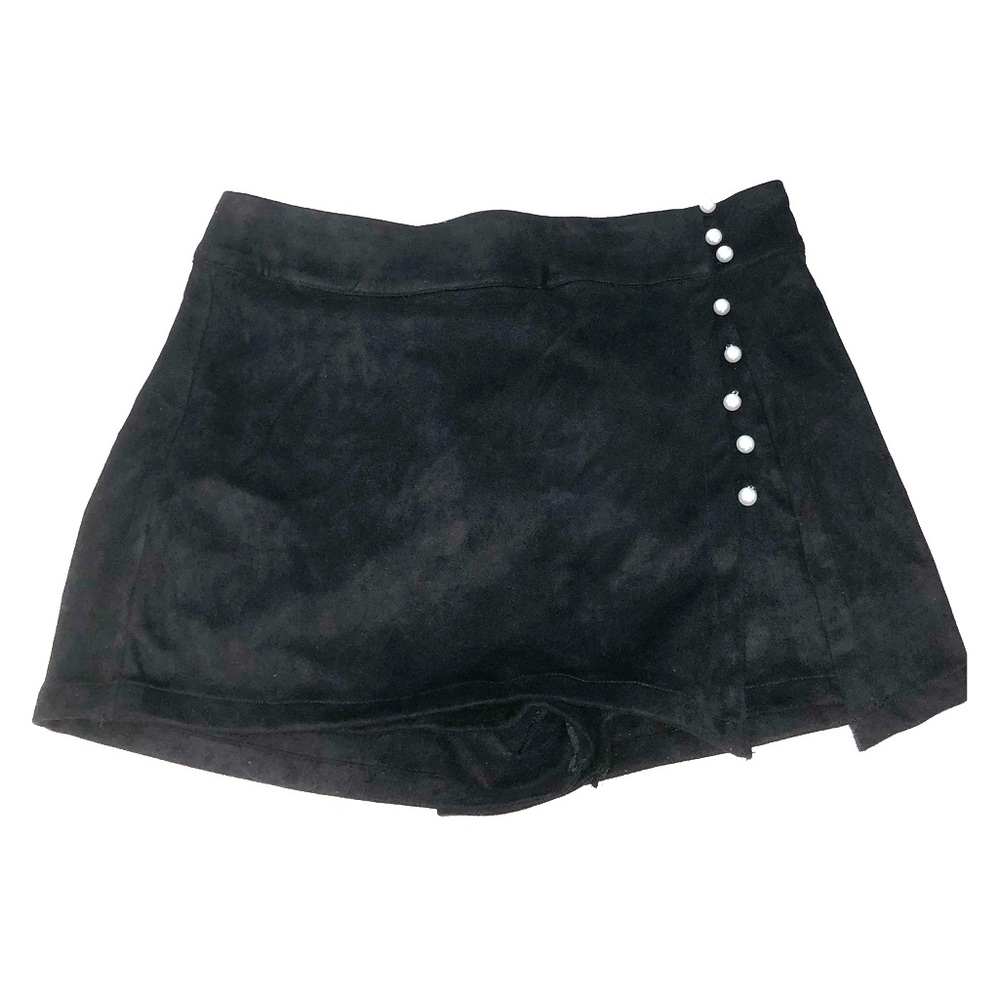 Black skort with pearl buttons. Never worn. XS